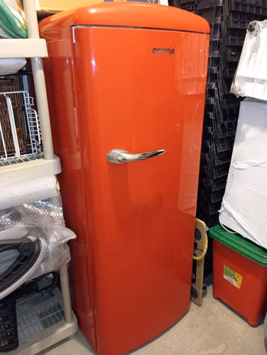 Refrigerador Gorenje color rojo usado - Imagen 3