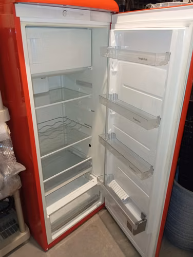 Refrigerador Gorenje color rojo usado - Imagen 4