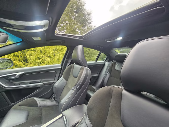 Volvo S60 T5 R-Design 2019 | 63.751 km | Techo solar