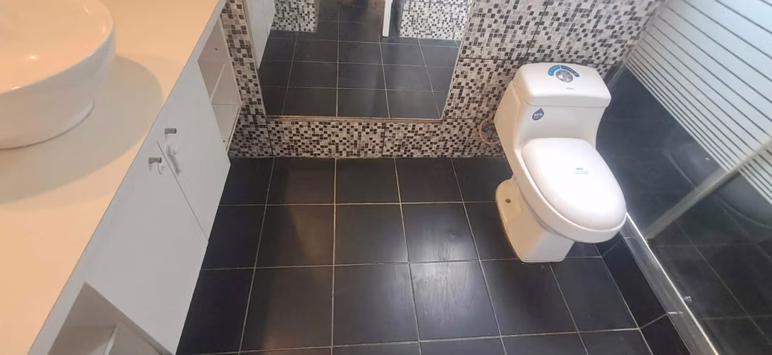 SE ARRIENDA LINDA CASA 2 PISOS LARAPINTA LAMPA - Imagen 5