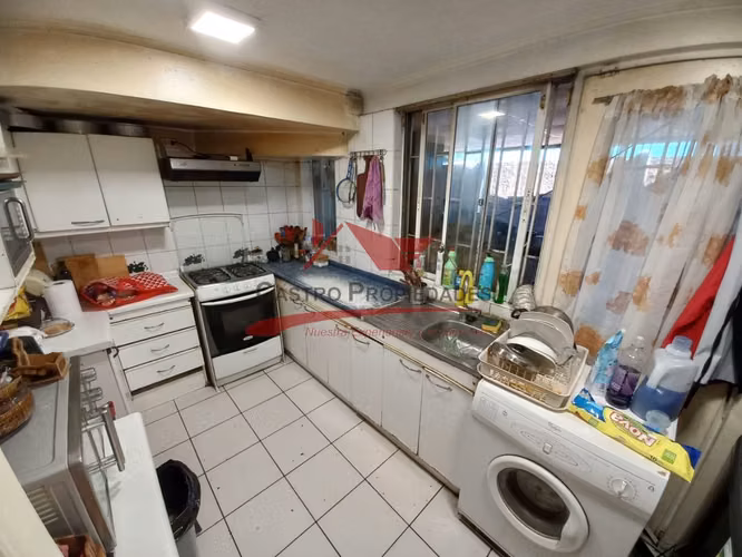 CASA DE ESQUINA AISLADA CON 4 DORMITORIOS, 2 BAÑOS - Imagen 8