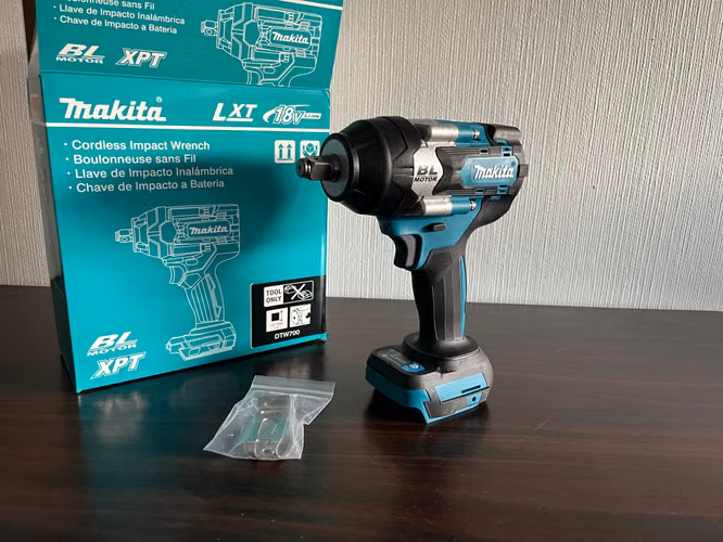 LLAVE DE IMPACTO MAKITA DTW700 18V LXT de 700 Nm