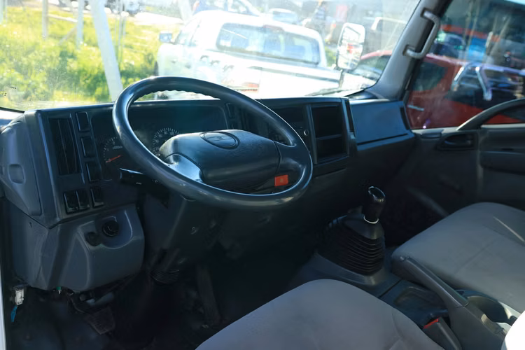 CAMION CHEVROLET NPR AÑO 2018 UNICO DUEÑO CARROCERIA PLANA - Imagen 17