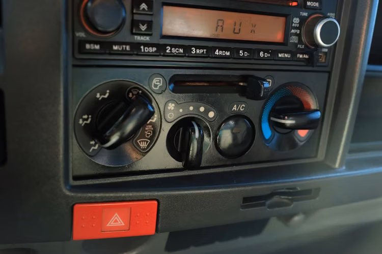 CAMION CHEVROLET NPR AÑO 2018 UNICO DUEÑO CARROCERIA PLANA - Imagen 10