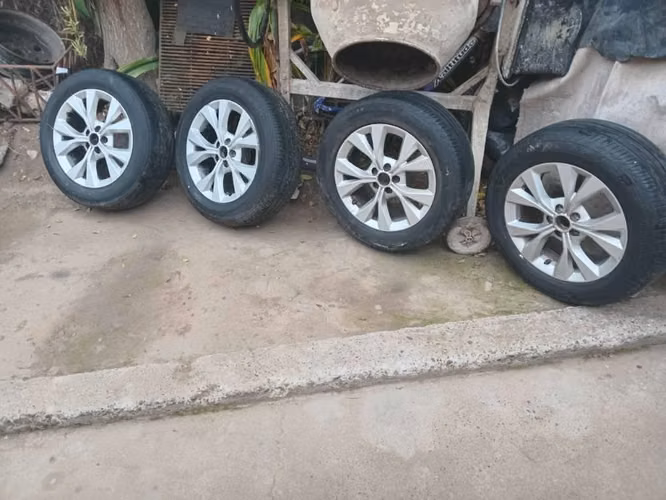 4 llantas y neumáticos