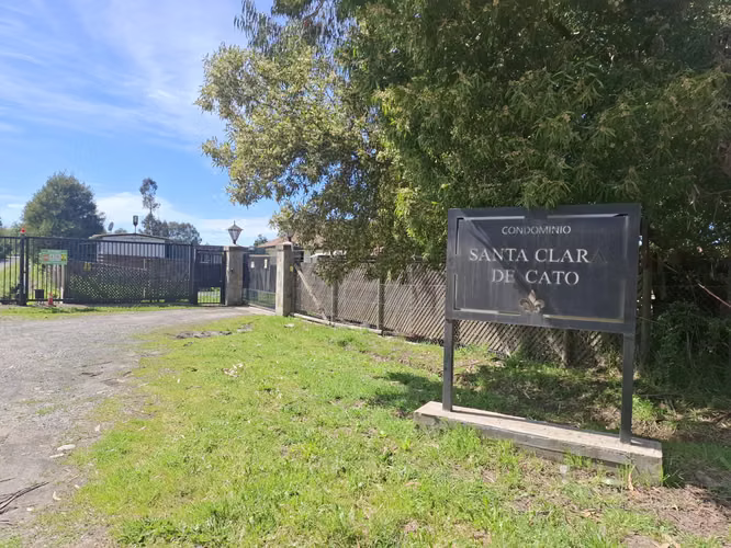  ¡EN VENTA PARCELA EN CONDOMINIO SANTA CLARA DE CATO! 