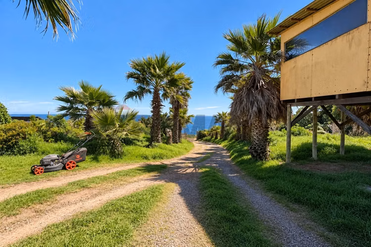Terreno 2.000 m², 3 casas y vista al mar en venta