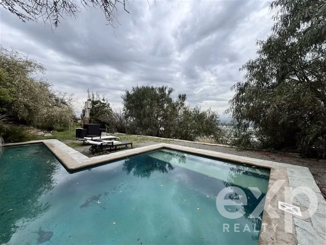 Casa en arriendo con amplio jardín y piscina Cerro Pan de
