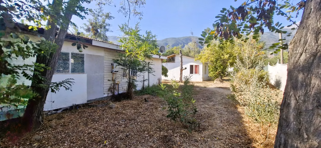 En venta de sitio de 1.300 m2., con 2 casas y una cabaña, en Olmué. 100 M$ - Imagen 2