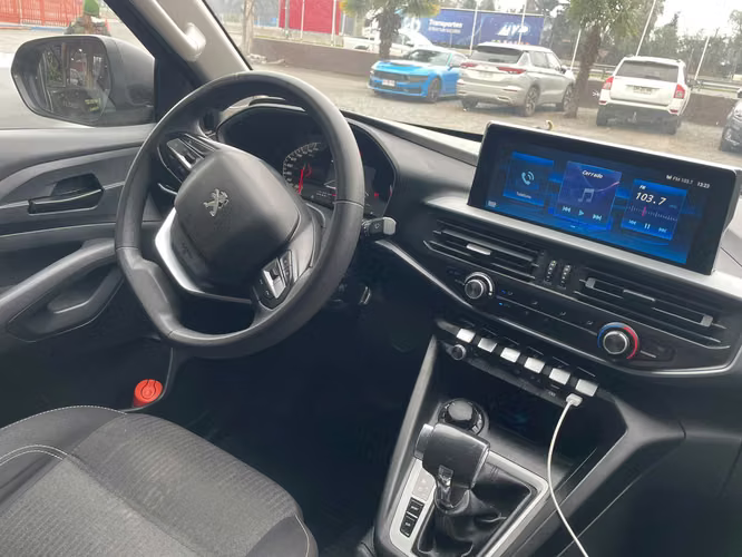 Peugeot Landtrek año 2024, doble cabina, tracción 4x4 y transmisión automática.
