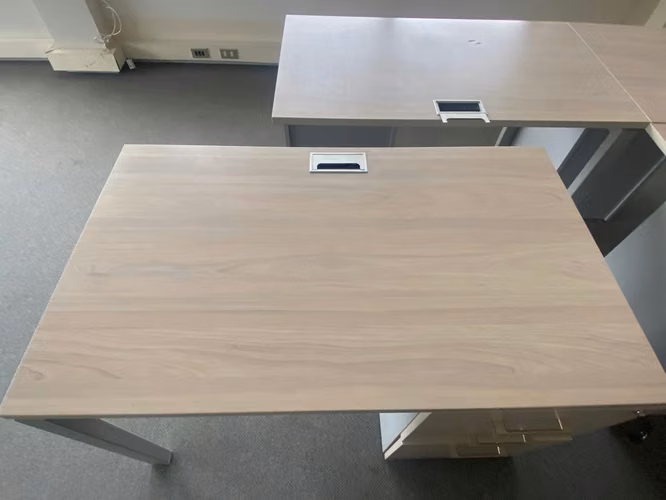 4 Escritorios y mueble