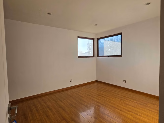 Arriendo Parcela Chicureo 6D+3Of Piscina