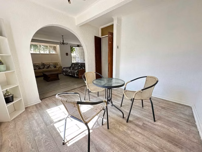 Casa oportunidad 2B GRAN TERRENO en la Reina - Imagen 8