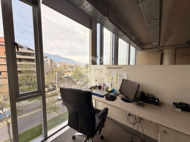 Ofiicina con vista despejada y excelente ubicación - Imagen 10