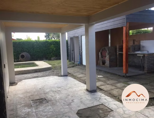 Venta Casa en Quillón: 4 Dormitorios, Amplio Terreno y Piscina