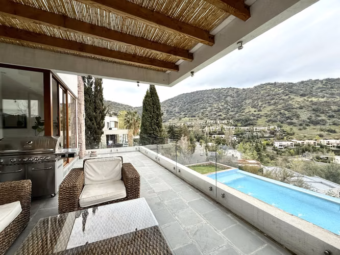 En Venta Casa Mediterránea con Vista/Cercana a Colegio everest/7hab/5banos/Piscina Infinita
