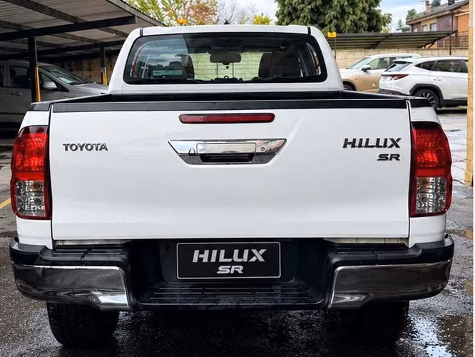 ¡IMPECABLE TOYOTA HILUX SR 2022 4x4! - Imagen 2