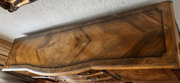 Buffet antiguo de madera con marquetería y herrajes originales - Imagen 3