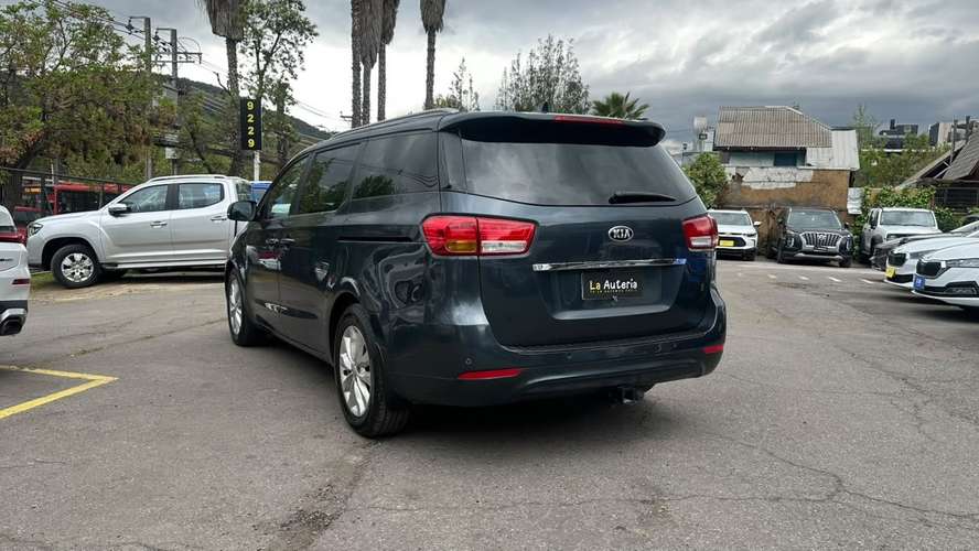 Kia Grand Carnival EX 3.3 (2016) - Imagen 3