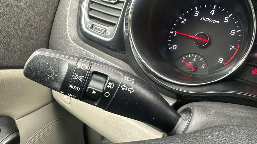 Kia Grand Carnival EX 3.3 (2016) - Imagen 16