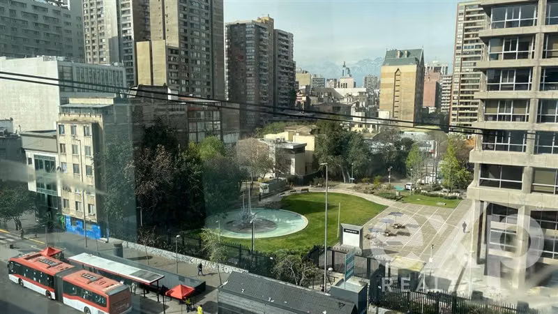 VENTA Oficina lado metro Santa Lucia planta libre impecable - Imagen 6