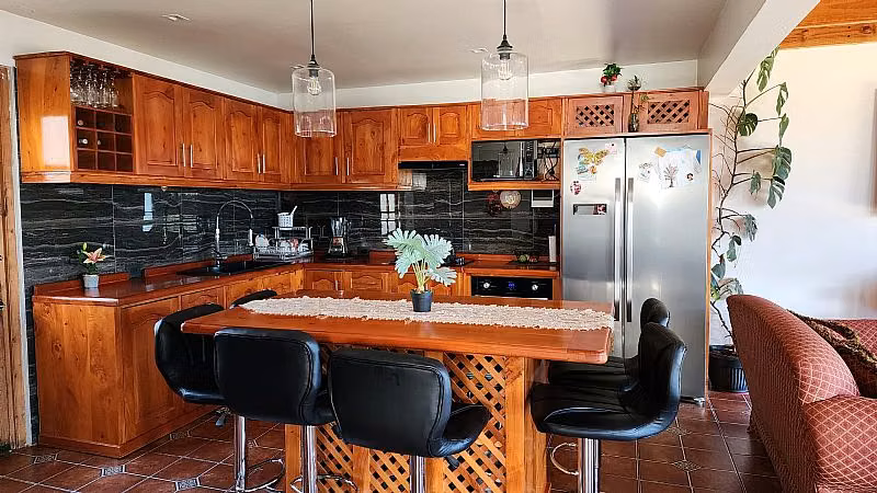 HERMOSA CASA CON TRES CABAÑAS EN VENTA EN PICHILEMU - Imagen 13