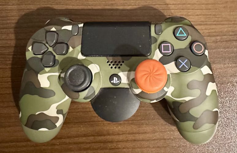 PS4 500Gb, accesorios originales, 7 juegos físicos, back button attachment, Steelseries Artics Pro, precio conversable (contactar solo por correo)