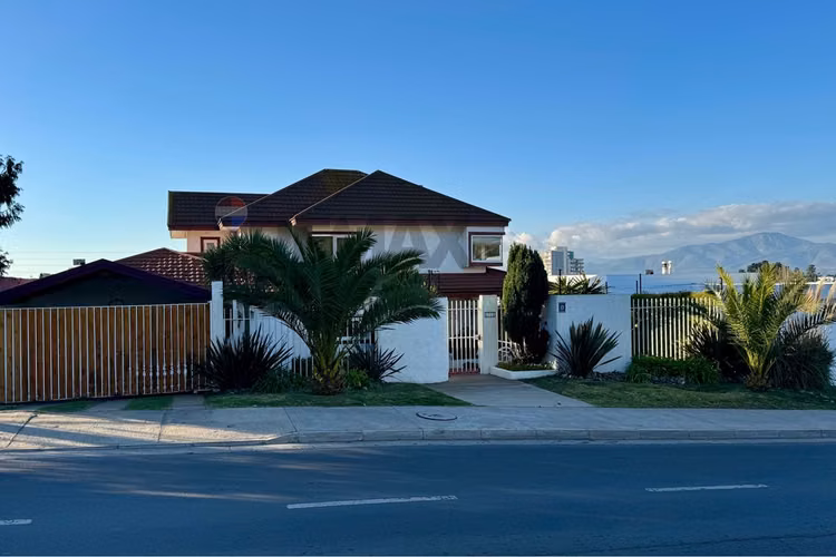 Exclusiva casa con vista, blanca estela, concón