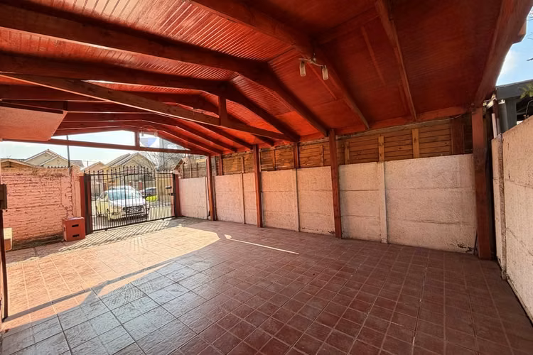 Casa excelente conectividad y gran patio