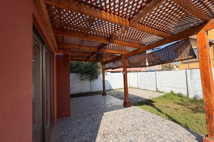 Casa excelente conectividad y gran patio