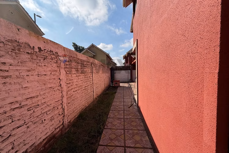 Casa excelente conectividad y gran patio