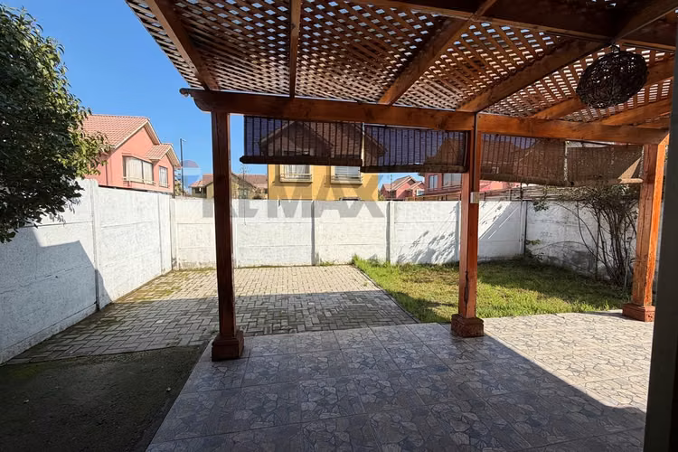 Casa excelente conectividad y gran patio