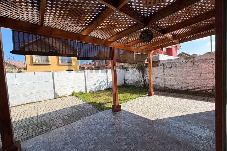 Casa excelente conectividad y gran patio