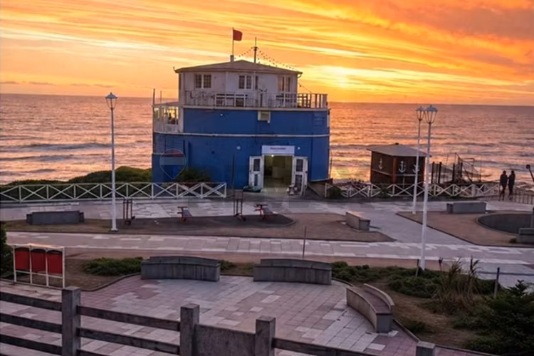2 casas en terreno 250 m2 pasos playa pichilemu - Imagen 1