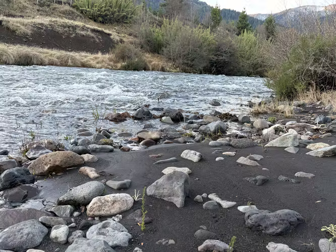 SE VENDE HERMOSA PARCELA ORILLA DE RIO 10200M2 MALALCAHUELLO - Imagen 8
