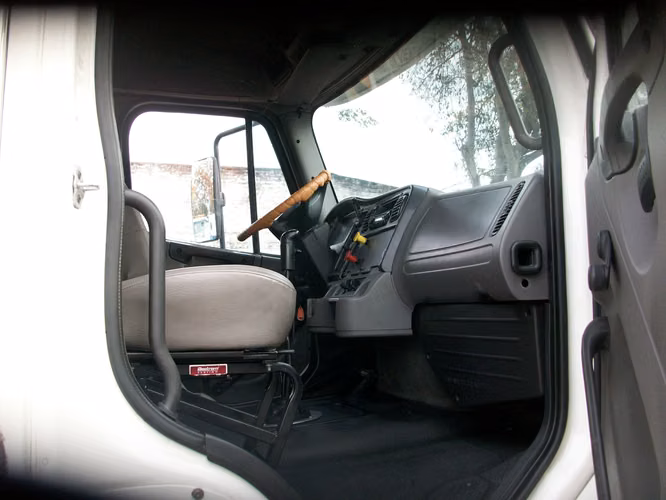 camion freightliner m2 106 doble puente fijo 2012 con litera 6X4 - Imagen 7