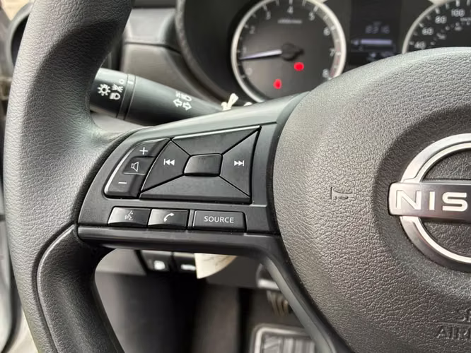 Nissan Versa 1.6 SENSE 4X2 MT 4P 2025 - Imagen 17
