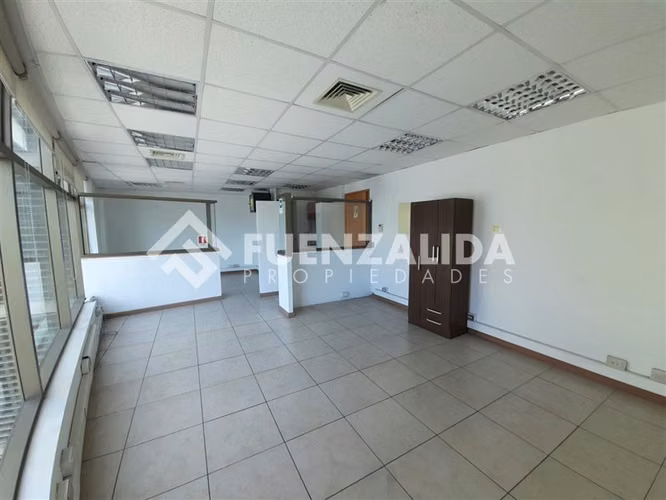 Oficina en arriendo en Las Condes 2 estacionamientos