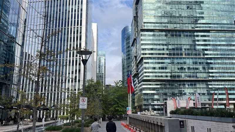 Oficina en arriendo + 3 estacionamientos Nueva Las Condes