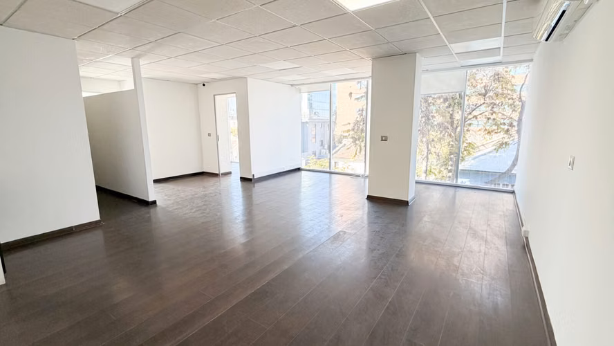 Amplia Oficina de 87 m² en Providencia: Conectividad y Espacio Ideal para tu Equipo