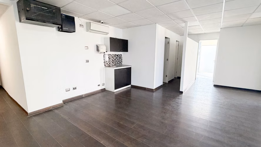 Amplia Oficina de 87 m² en Providencia: Conectividad y Espacio Ideal para tu Equipo