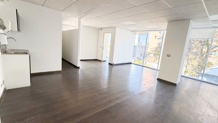 Amplia Oficina de 87 m² en Providencia: Conectividad y Espacio Ideal para tu Equipo