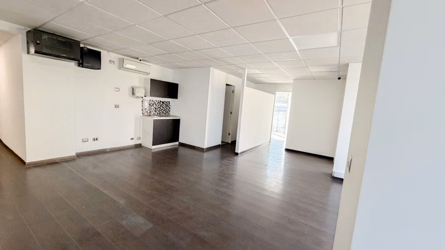 Amplia Oficina de 87 m² en Providencia: Conectividad y Espacio Ideal para tu Equipo