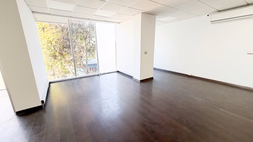 Amplia Oficina de 87 m² en Providencia: Conectividad y Espacio Ideal para tu Equipo