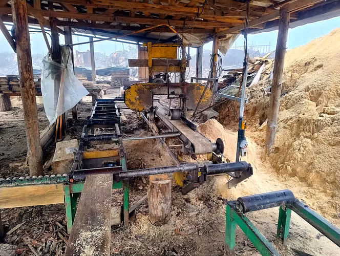 Terreno industrial 7.035 m² con aserradero y maquinaria, Gorbea