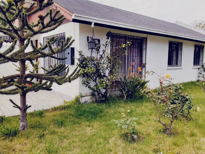 Casa Esquina aislasa de 4D y 2 B en 337 mts de Terreno - Imagen 3