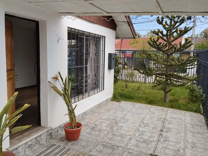 Casa Esquina aislasa de 4D y 2 B en 337 mts de Terreno - Imagen 2