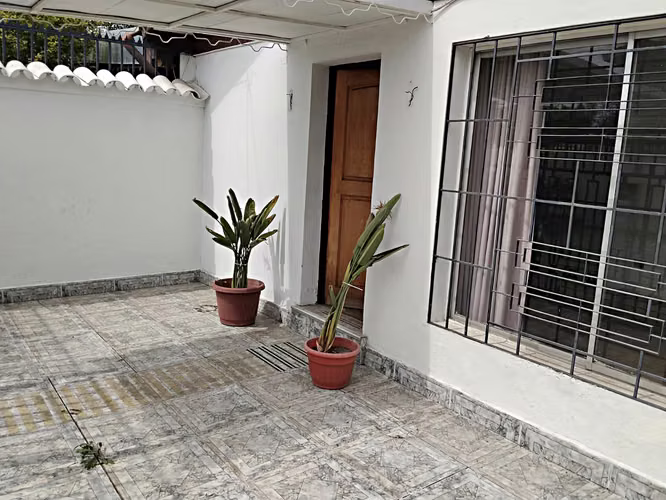 Casa Esquina aislasa de 4D y 2 B en 337 mts de Terreno - Imagen 8