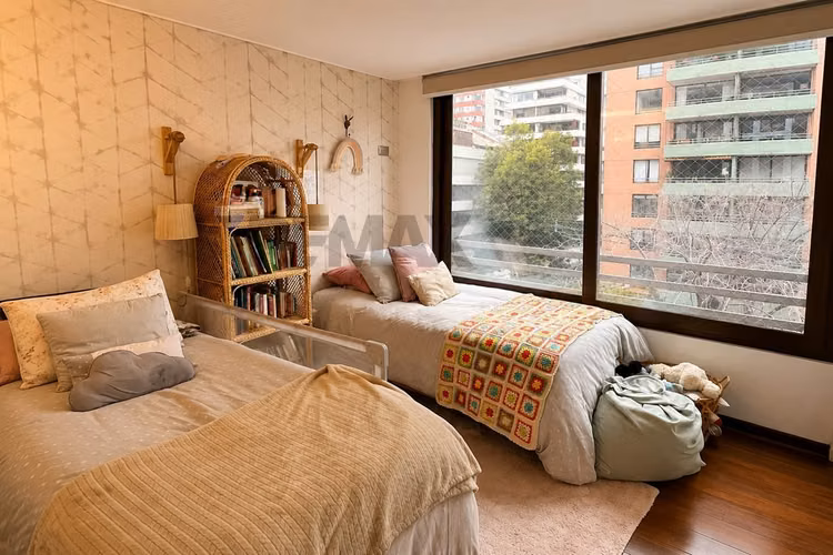 Remodelado y amplio departamento en las nieves - Imagen 11