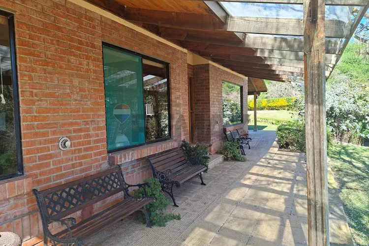Se vende hermosa casa en tranquilo sector - Imagen 1